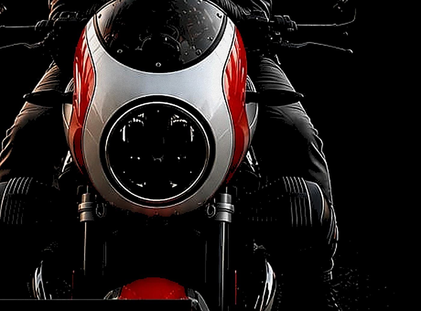 Cafe-Racer — Tank und Scheinwerfer im Nachtlicht