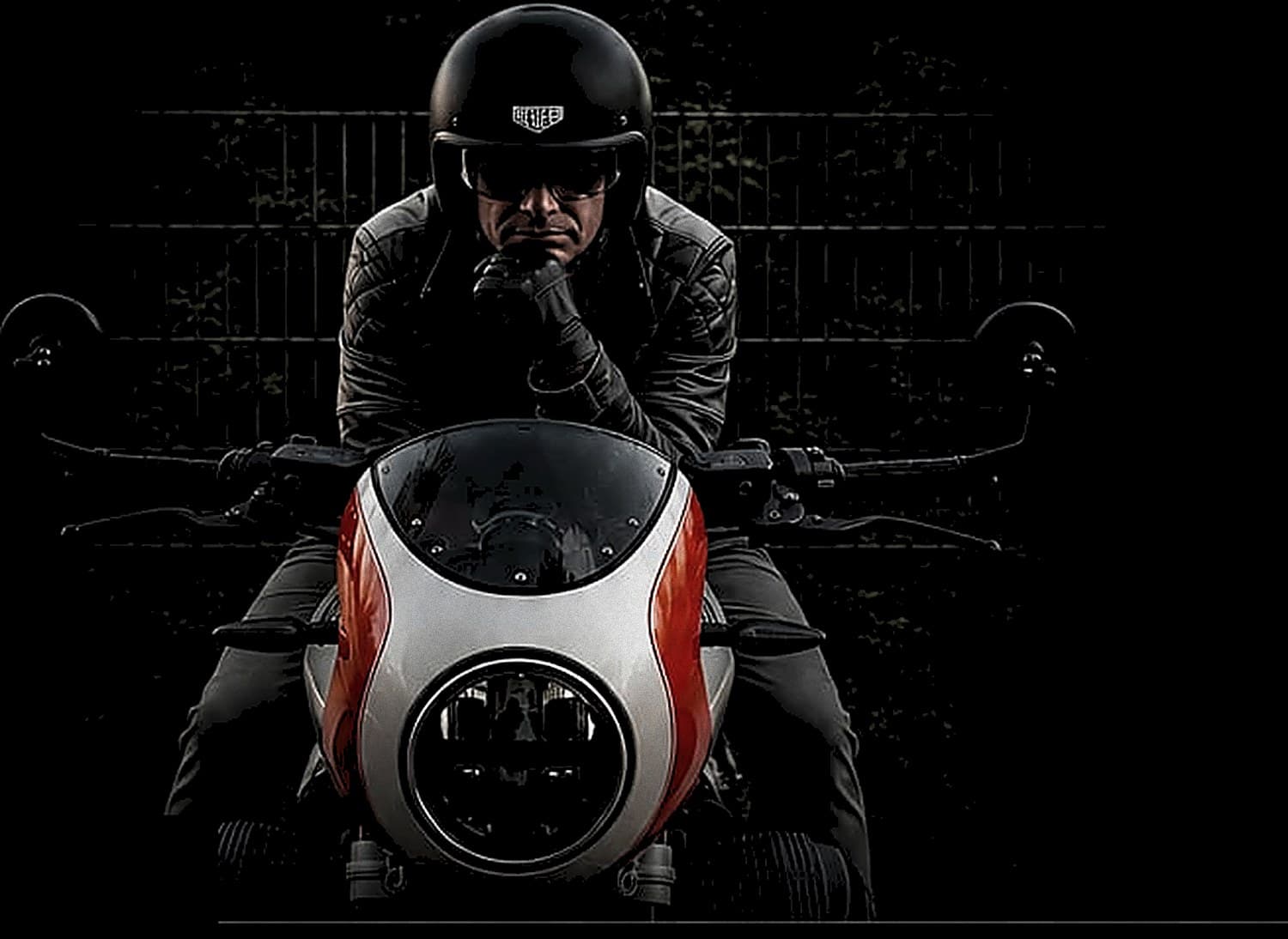 Guido Christopher Schöfisch auf seinem Cafe-Racer